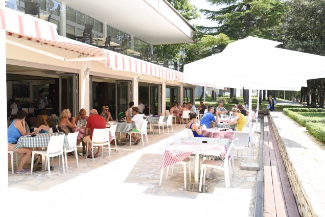 Terras van Hotel Crvena Luka Kroatië